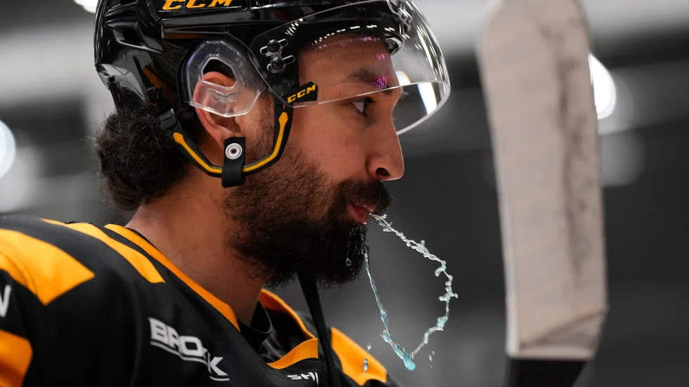 Dylan Sikura blev den första spelaren i Skellefteå AIK:s historia att skriva på för en klubb i KHL efter Rysslands invasion av Ukraina.