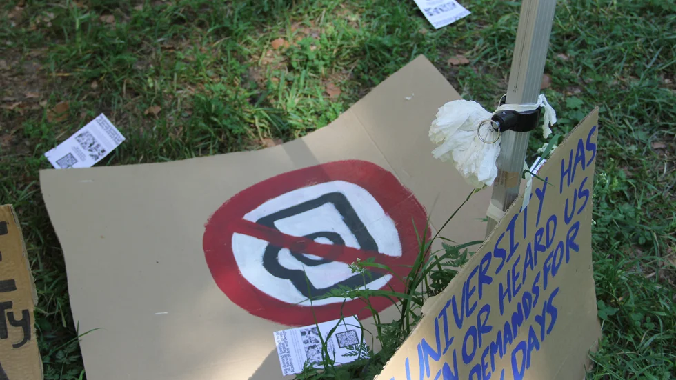 "Academics for Palestine" har intagit Engelska parken och där upprättat egna regler med bland annat fotoförbud på allmän plats. 