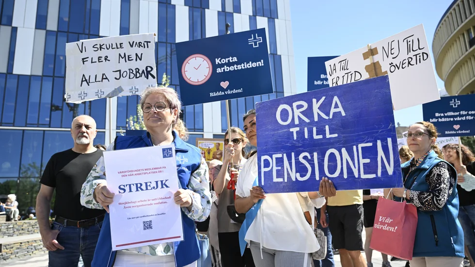 Vårdförbundets ordförande Sineva Ribeiro tillsammans med vårdpersonal utanför Karolinska universitetssjukhuset i Solna i samband med att strejken inleddes på tisdagen.