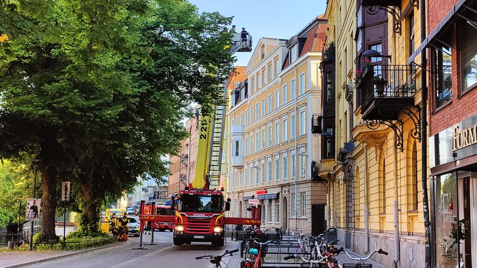 Flera blåljusenheter larmades till platsen.