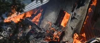 Nybyggt attefallshus totalförstördes i brand
