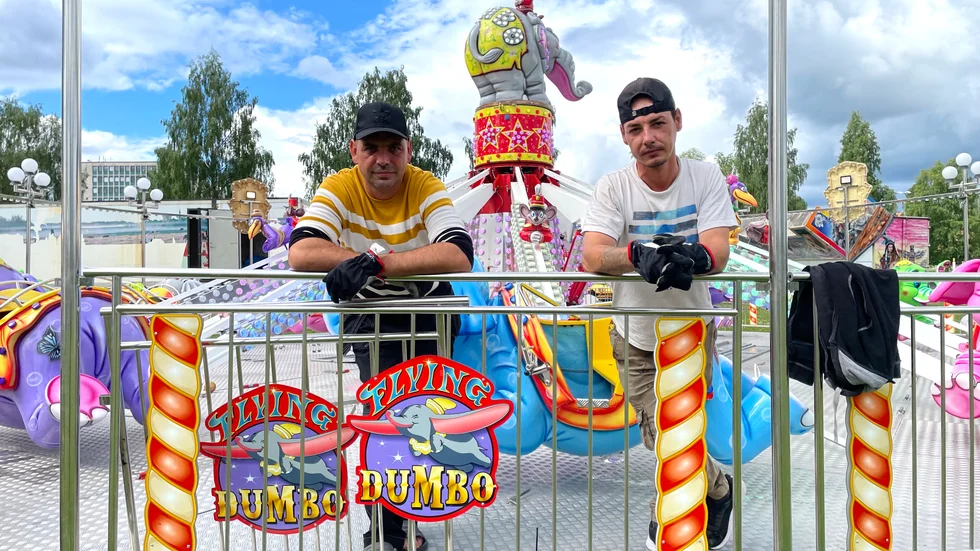 Constantin Aluneano och Gabriel Alunban är tivoliarbetare från Rumänien på tillfälligt besök i Boden