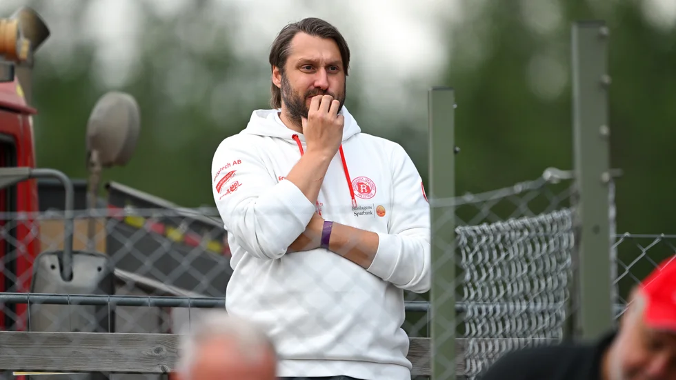 Alexander Edberg är numera klubbchef i Rospiggarna och i förra veckan syntes han till på Motorstadion när hans Rospiggarna mötte Smederna. Tidningen fick en pratstund med Edberg om hans första tid i klubben.