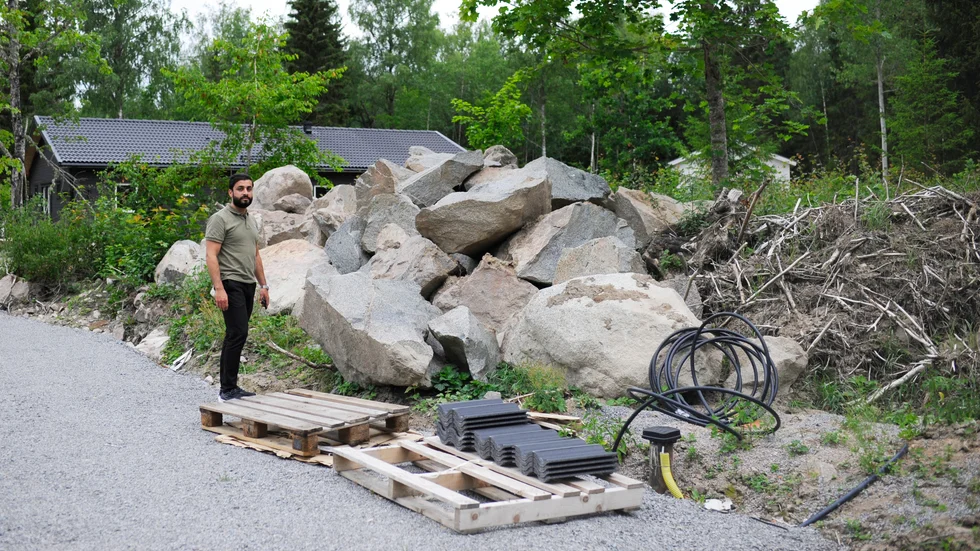 Stenblock och rötter skulle läggas underst i en vall i änden av Peshang Suleimans tomt. 