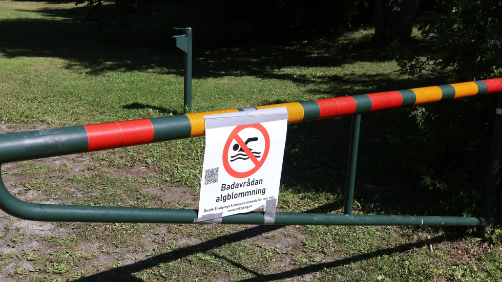 När kommunen avråder från bad på en badplats så sätts skyltar upp.