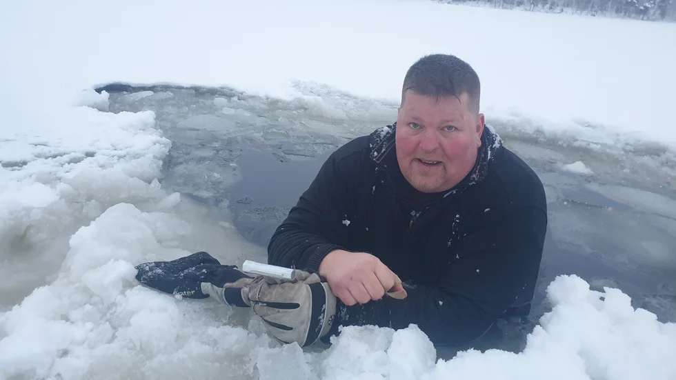 Det var 2021 som Peter Rydfjäll gick genom isen med gammel-skidoon. Där ligger den än idag. Nu måste den bärgas efter att Myndighetsnämnden utfärdat ett föreläggande.