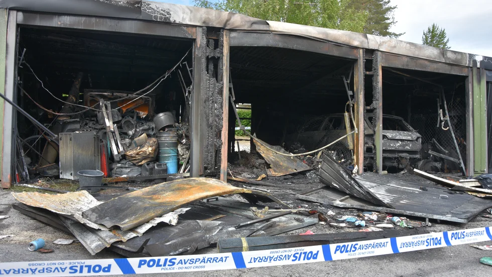 Garage och bilar förstördes i branden på Lävägen.