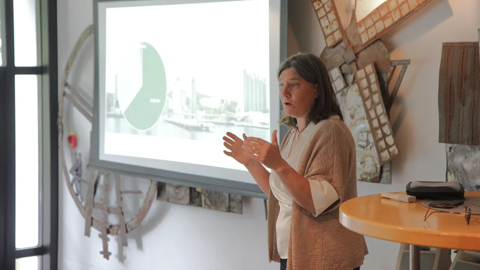 Matilda Hoffstedt, fabrikschef vid Heidelberg materials under informationsmötet som hölls i Slite under måndagskvällen. 