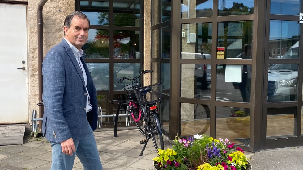 Lars Larenius, vd på Kustbostäder i Oxelösund, beskriver att det kommunala bostadsbolaget hamnat i en ny situation med många lediga lägenheter och att Nyköpings utbud påverkar.