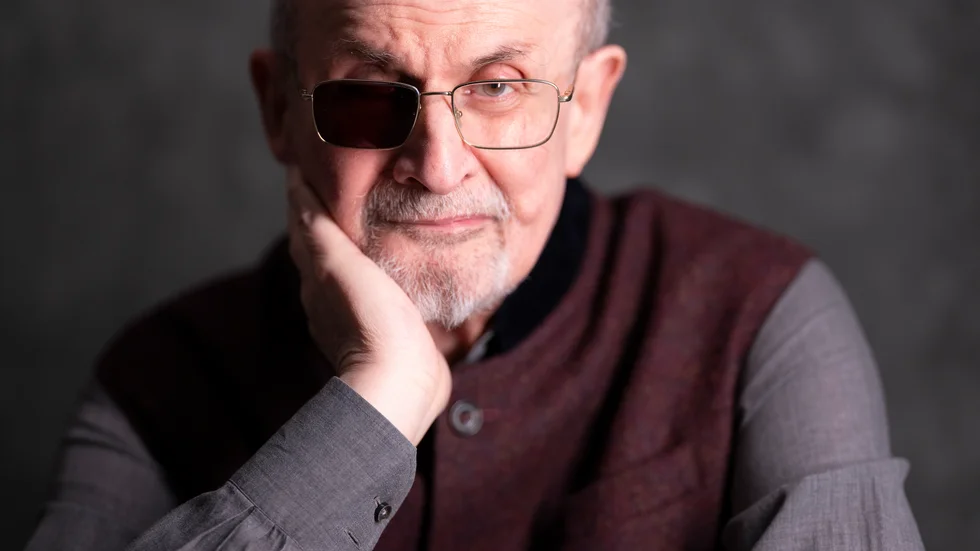 Salman Rushdie (född 1947) är en indisk-brittisk författare bosatt i USA. Han är mest känd för "Satansverserna" (1988) som fick Irans högste ledare att utfärda en dödsdom. I augusti 2022 förlorade han ett öga i ett knivöverfall.
