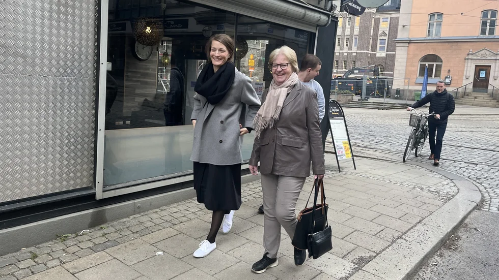 Amanda Yman, sakkunnig för förskolan på utbildningskontoret, och Ingrid Cassel (M), ordförande i utbildningsnämnden, på väg att besöka Kastanjegården.