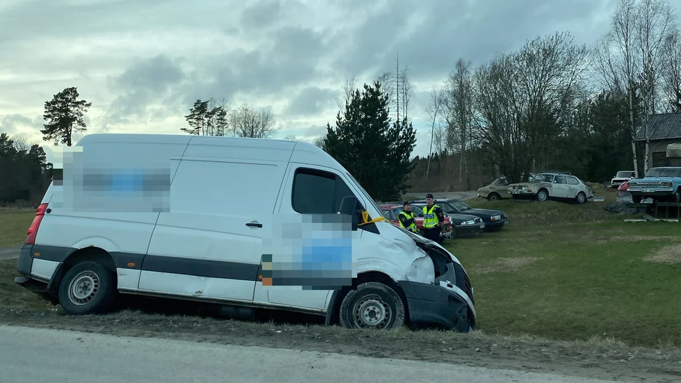 Olyckan på väg 55. Bilarna i bakgrunden har inget med incidenten att göra. 