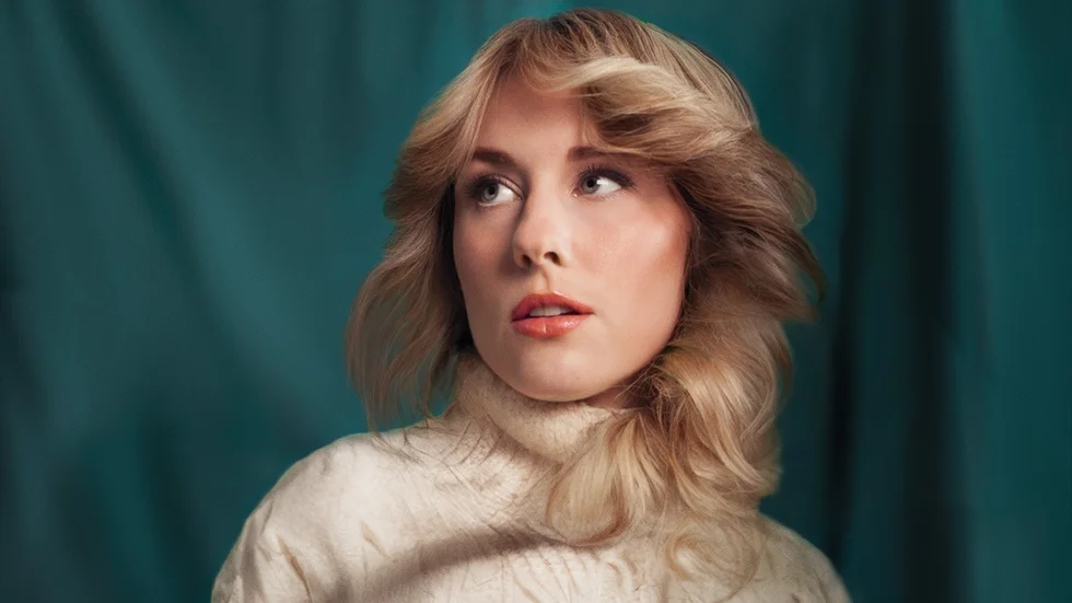 Clara Alm släpper debutalbum och planerar att slå personligt rekord i antal spelningar i sommar. Bland annat hoppas hon på uppträdanden i Boden eller Luleå. 