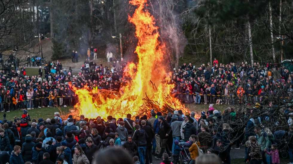 Kylan håller i sig ett tag till. Men lagom till valborgsmässoafton drar mildare luft in i söder.