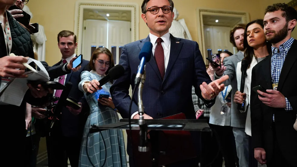 Talmannen Mike Johnson möter pressen efter att USA:s representanthus godkänt ett enormt stöd till Ukraina.