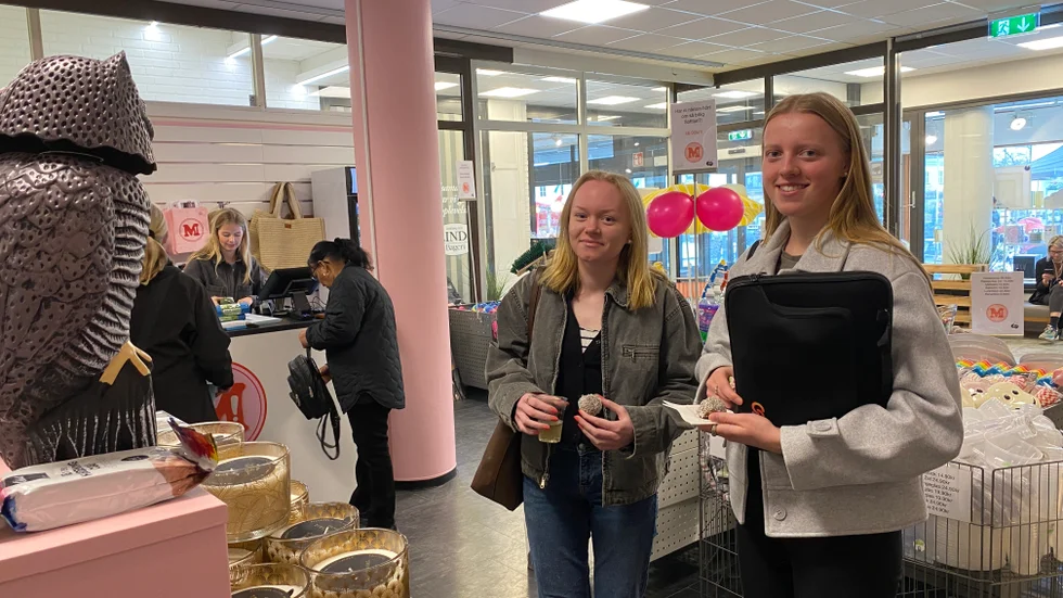 ”Vi slutade tidigt i skolan så vi passar på att kolla runt lite i butiken”, säger Molly Svensson och Elsa Pettersson.