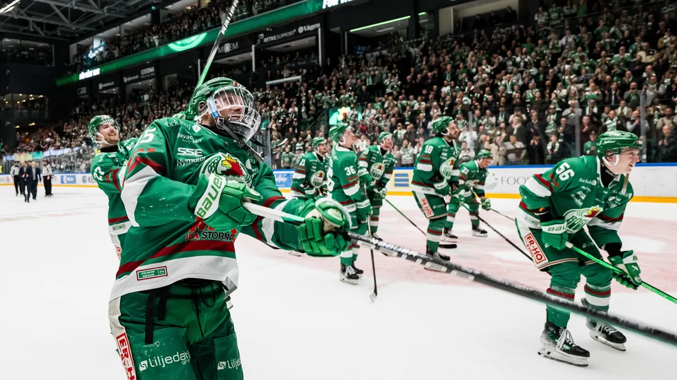 ögles Simon Ryfors jublar efter semifinal fyra i SHL mellan Rögle och Växjö den 11 april 2024 i Ängelholm. 
