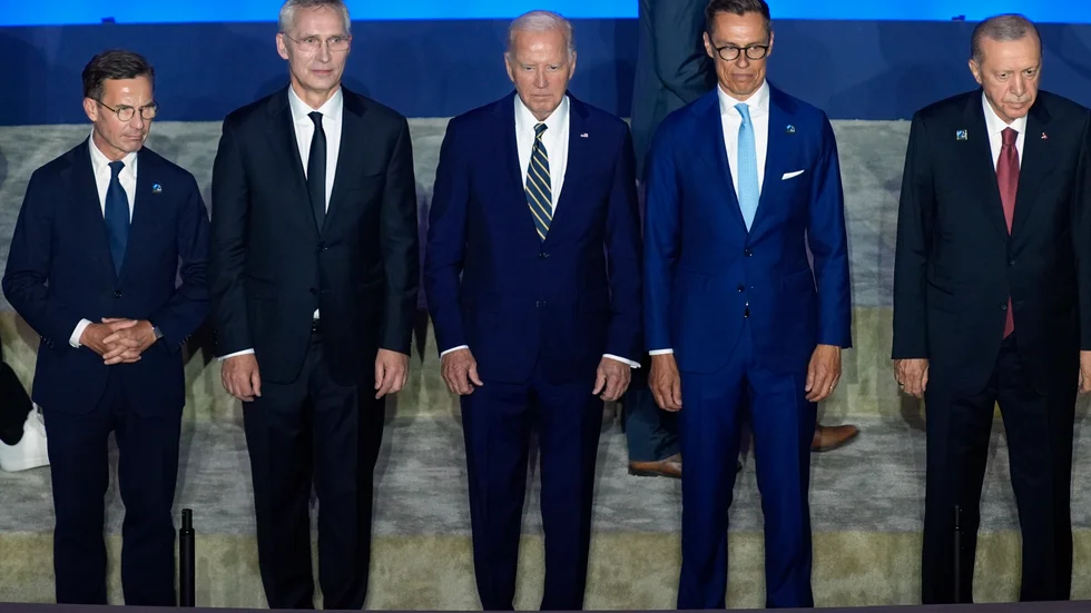 Sveriges statsminister Ulf Kristersson (M), Natos generalsekreterare Jens Stoltenberg, USA:s president Joe Biden, Finlands president Alexander Stubb och Turkiets president Recep Tayyip Erdogan i Washington under tisdagskvällen.