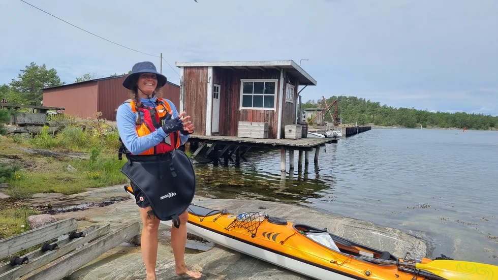 Lina Hallebratt har knappt fått upp kajaken på land vid Stora Askö utanför Loftahammar, förrän hon börjar berätta om sina äventyr. "Jag bara pratar på. Jag har inte hunnit prata med någon än idag."