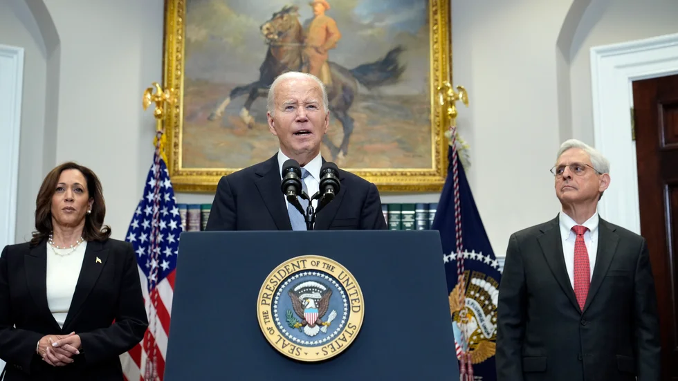 USA:s president Joe Biden talar till nationen, flankerad av vicepresident Kamala Harris och justitieminister Merrick Garland.