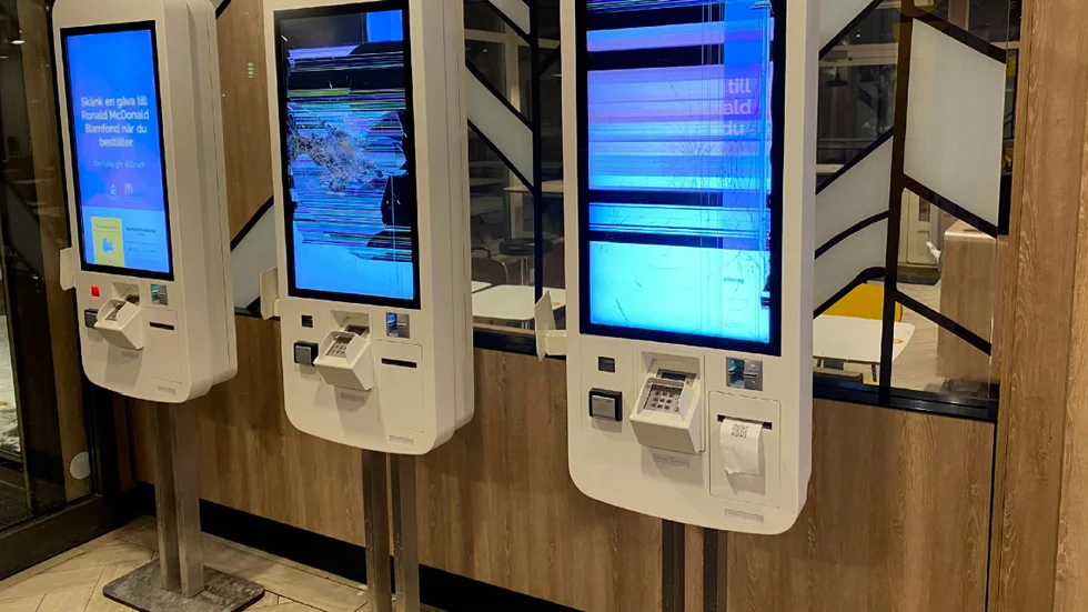 Den 27-årige mannen slog, enligt åklagaren, sönder två så kallade självbetjäningskiosker på McDonalds i Mjölby. (Bilden är hämtad ur förundersökningen.) 
