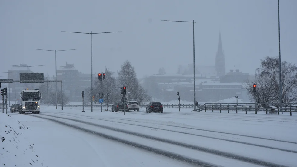 Snöfallet under torsdagen förväntas avta under eftermiddagen och ersätts med molnighet med risk för lättare nederbörd fram mot kvällen.