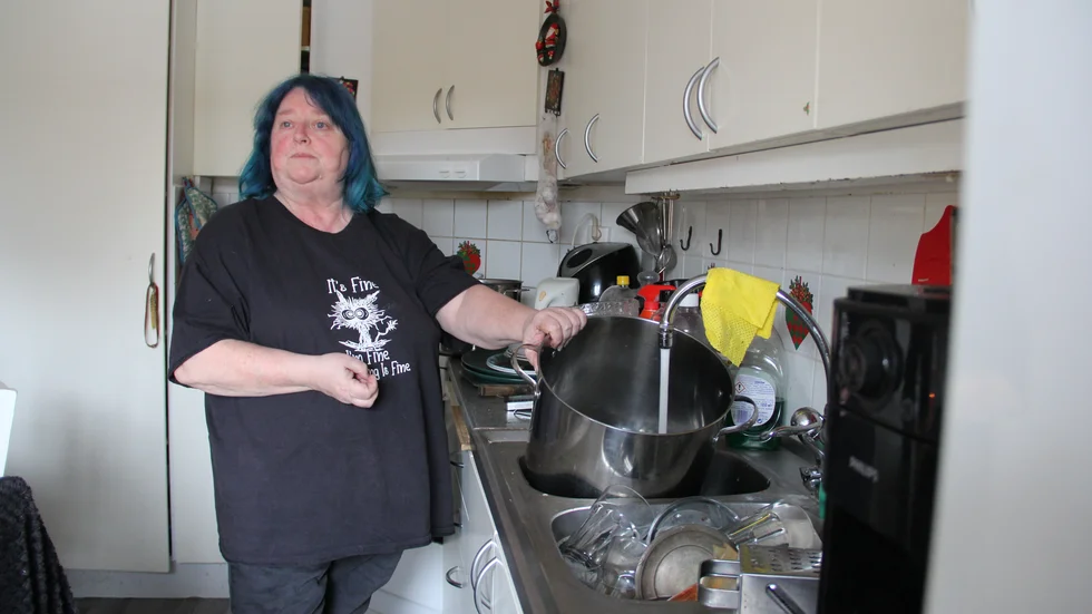 Jeanette Karlsson blir tvungen att använda stora kastruller för att värma sitt vatten och sedan bära det till badrummet.