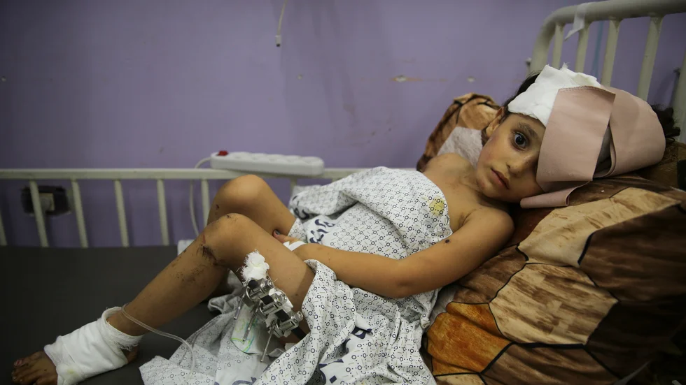 Kenzi al Madhoun, en fyraåring, lika gammal som min dotter, sårad i ett israeliskt bombanfall. Under fem månaders krig har mer än 10 000 barn dödats. Det är mer än i någon annan pågående konflikt i världen. Samtidigt fortsätter Israels regering att driva på med retorik om etnisk rensning av Gaza. (Arkivbild)