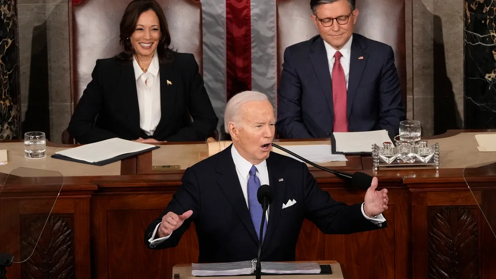 USA:s president Joe Biden talar till nationen med vicepresidenten Kamala Harris och representanthusets republikanske talman Mike Johnson bakom honom.