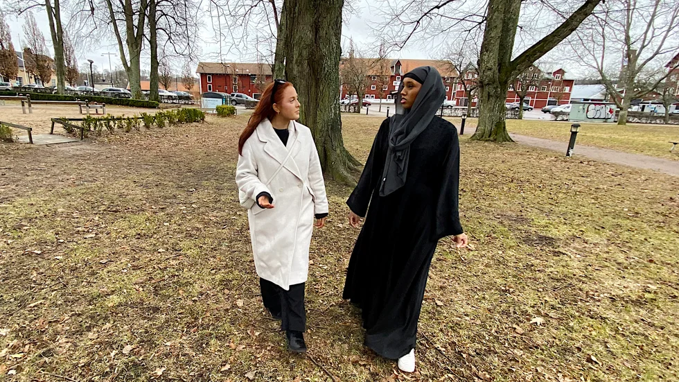 Talina Alshabrawi och Isra Hassan såg en brist på bra samlingsplatser för unga i Östergötland när de drog igång sitt eventföretag via skolan.