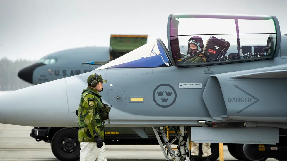 En Jas Gripen har just landat och värnpliktiga börjar genast med tanka, serva och ladda planet.