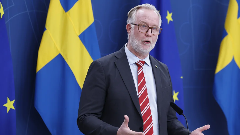 Johan Pehrson och Liberalerna vill att Europeiska unionen ska sätta press på nätjättarna.
