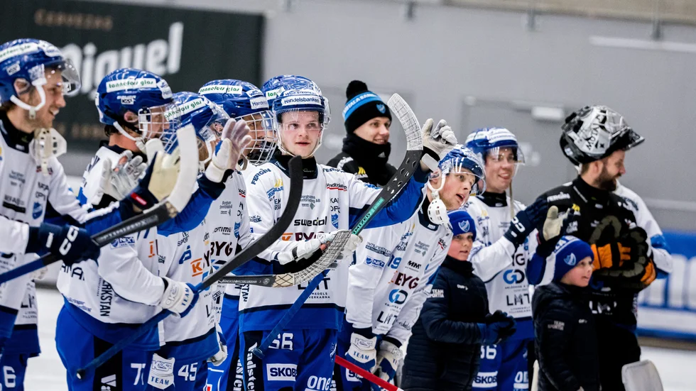 IFK Motalas spelare tackade de tillresa supportrarna efter matchen. 