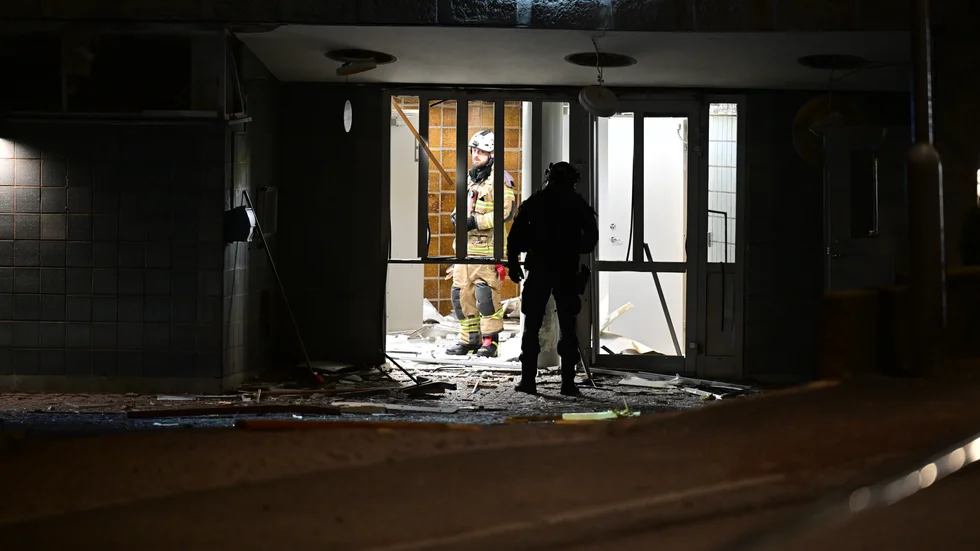 Två explosioner skedde med bara minuters mellanrum vid två portar till bostadshus i Västra Frölunda i Göteborg natten mot onsdagen.