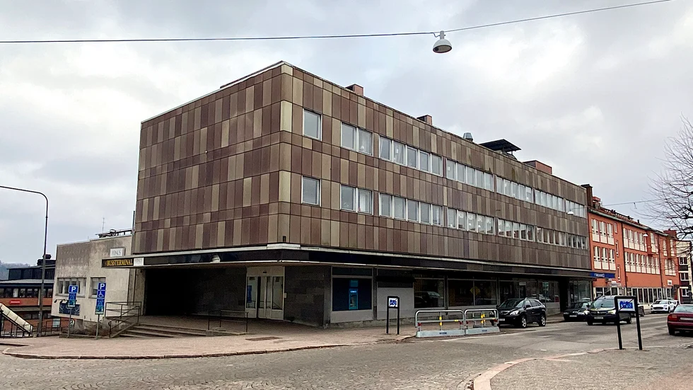 Fastigheten i hörnet Bispmotalagatan - Repslagaregatan har nyligen sålts. Nu hoppas nya ägarna att hitta hyresgäst till den före detta banklokalen. 