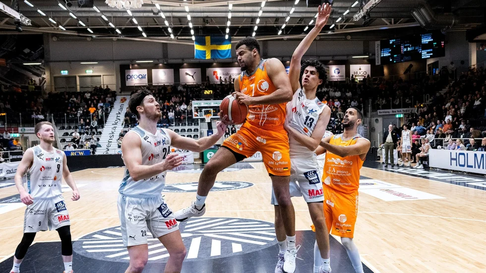 CJ Penha och Dolphins tog en förkrossande seger i första kvartsfinalen mot Köping.