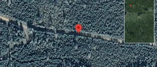 En lastbil i olycka på väg 1096