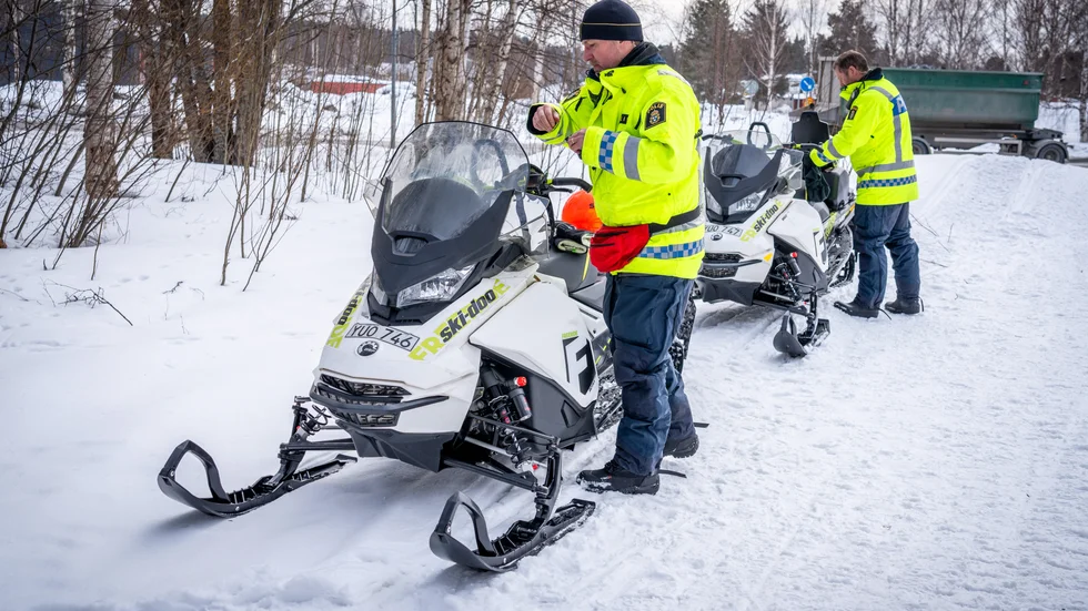 Polisen har kontrollerat ett stort antal skoterförare i södra fjälltrakterna i påsk. Bilden visar trafikpoliserna Kent Isaksson och Jörgen Nyström i ett reportage som vi gjorde inför påsken.