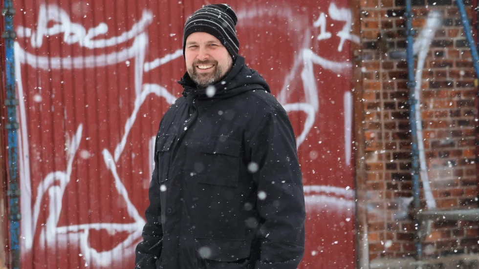Mathias Lennström, en i gänget bakom spritfabriken, besöker själv bygget ett par gånger i månaden. När Vimmerby Tidning kommer på besök är det han som visar oss runt.