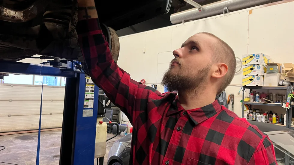 Alex Hiltula jobbar som servicetekniker på en lokal verkstad. Nu ska han till Karlstad och tävla om att bli Sveriges bästa personbilsmekaniker.