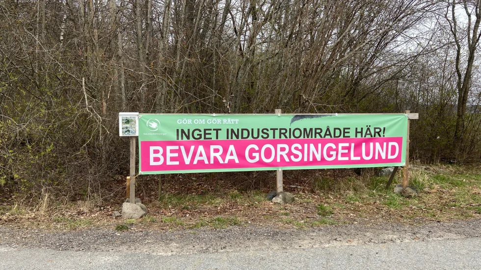 Banderollen i Gorsingeholm är väl synlig för trafikanter som färdas mellan Strängnäs och Biskopskvarn/Malmby. Men den saknar tillstånd, och kommer snart att forslas bort av Strängnäs kommun.
