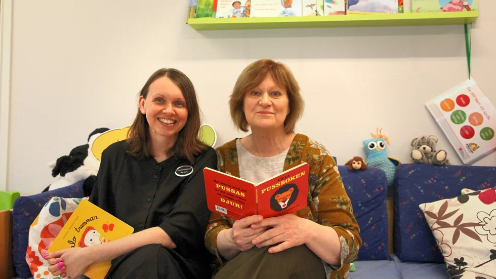 Ros-Marie Larsson-Cederdahl, bibliotekarie och Kay Durell, förskollärare vid öppna förskolan 
