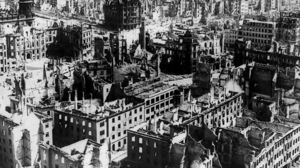 Flygbild över ett bombat Dresden. Natten mellan den 13 och 14 februari dödades 35 000 människor av engelska och amerikanska bomber. 85 procent av husen i stan förstördes.