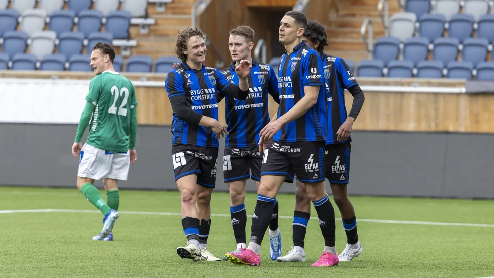 Sirius har gjort mål. Herman Sjögrell (t v) gjorde en av sina bästa matcher i den blåsvarta tröjan.