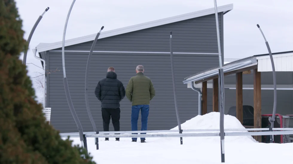 Grannarna blev aldrig tillfrågade innan bygglovshandläggaren på Piteå kommun godkände det 120 kvadratmeter stora garaget. Fastighetsägaren byggde i sin tur alldeles för stort vilket enligt kommunen gör att det rör sig om ett svartbygge.