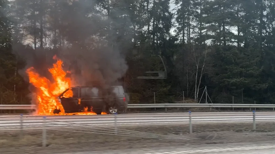 Brinnande skåpbil vid Strömsfors på E4:an.