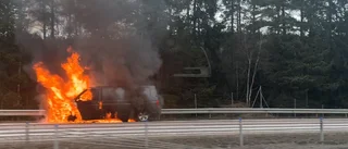 Här brinner fordonet med lågor på E4 – vägen var avstängd