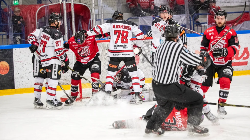 Arkivbild. Boden hade en jobbig kväll då PIteå hälsade på i den tredje semifinalen lagen mellan. Matchen slutade med bortaseger 5-3.