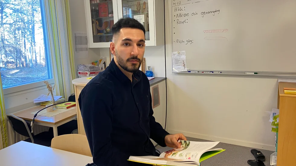 "Jag har fastnat för ämnet", säger Christian Moche, lärare i hemkunskap på Europaskolan Rogge, som nu även har skrivit  på ett kontrakt med fotbollslaget IK Viljan.