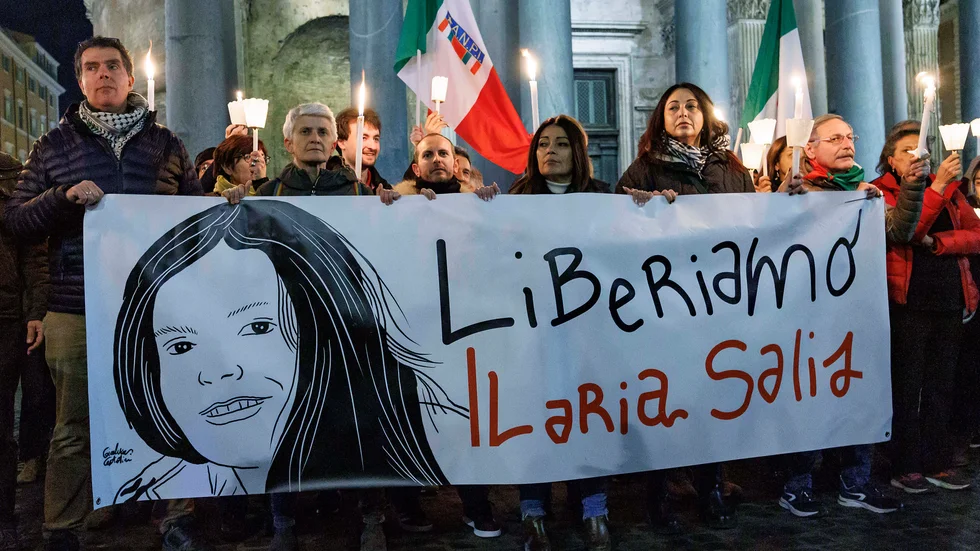 Demonstranter i Rom på en manifestaion för den då fängslade människorättsaktivisten Ilaria Salis i våras. Nu har hon släppts i Ungern - efter att ha valts in i EU-parlamentet. Arkivfoto.